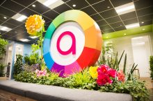 アカツキ オフィス エントランスロゴ