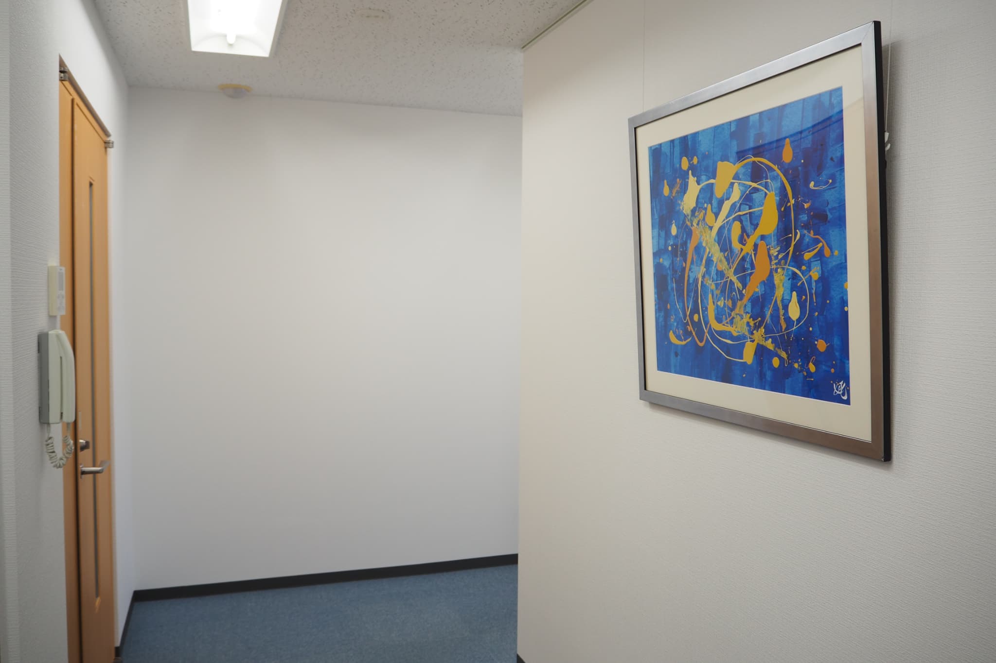 廊下は絵画で装飾