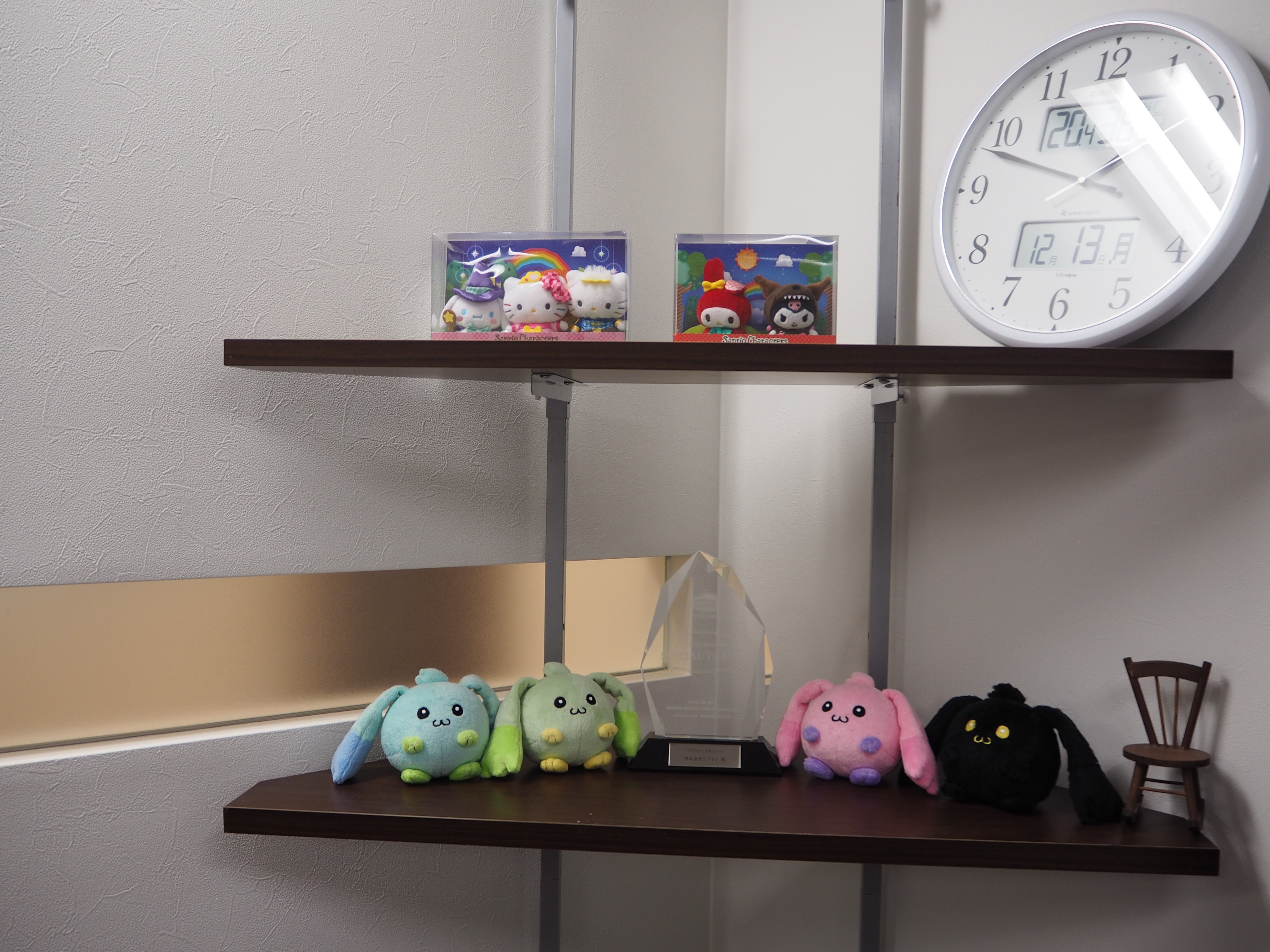 会議室にはキャラクターグッズが