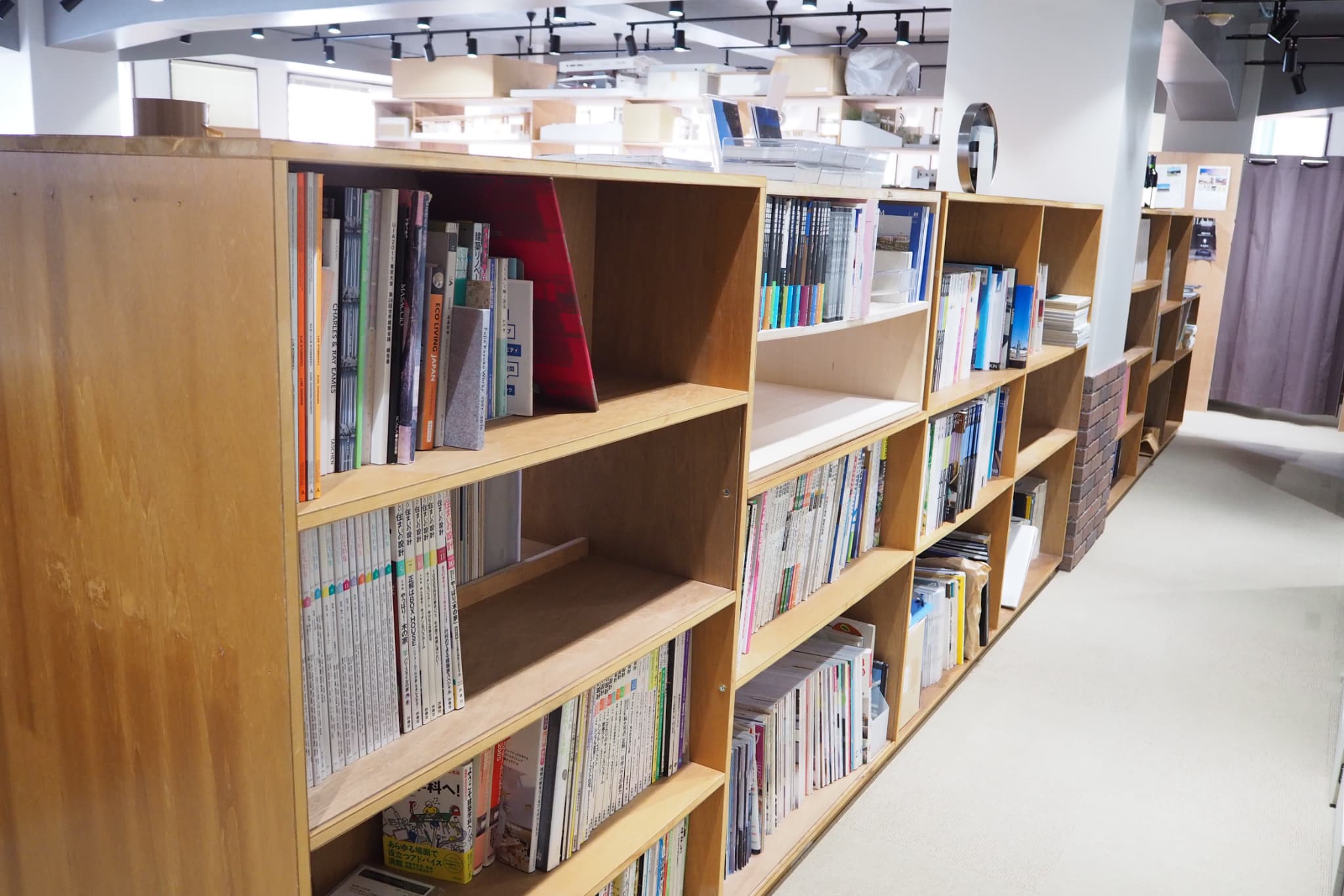エントランス代わりの書棚