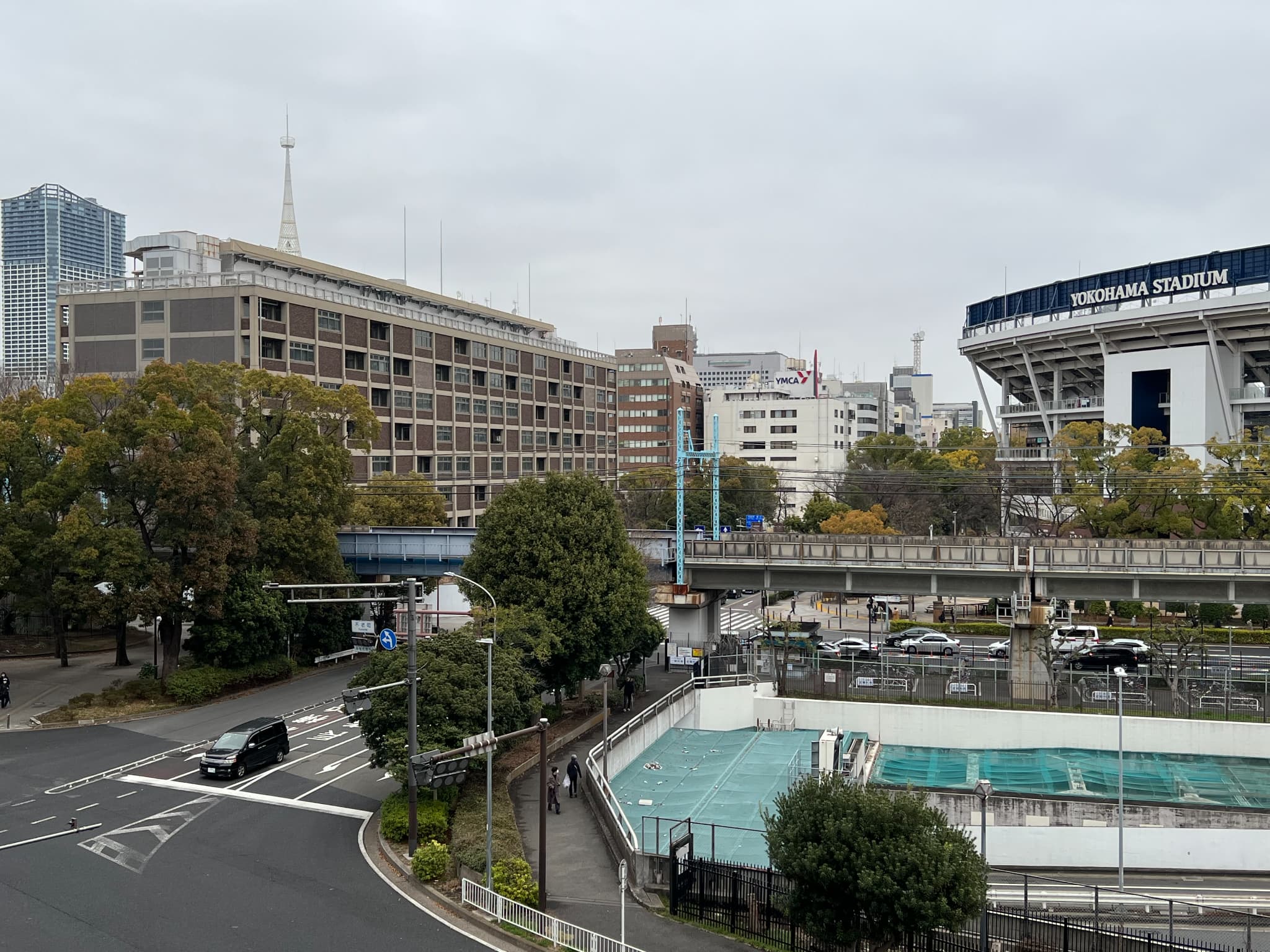 窓から見える旧横浜市庁舎と横浜スタジアム
