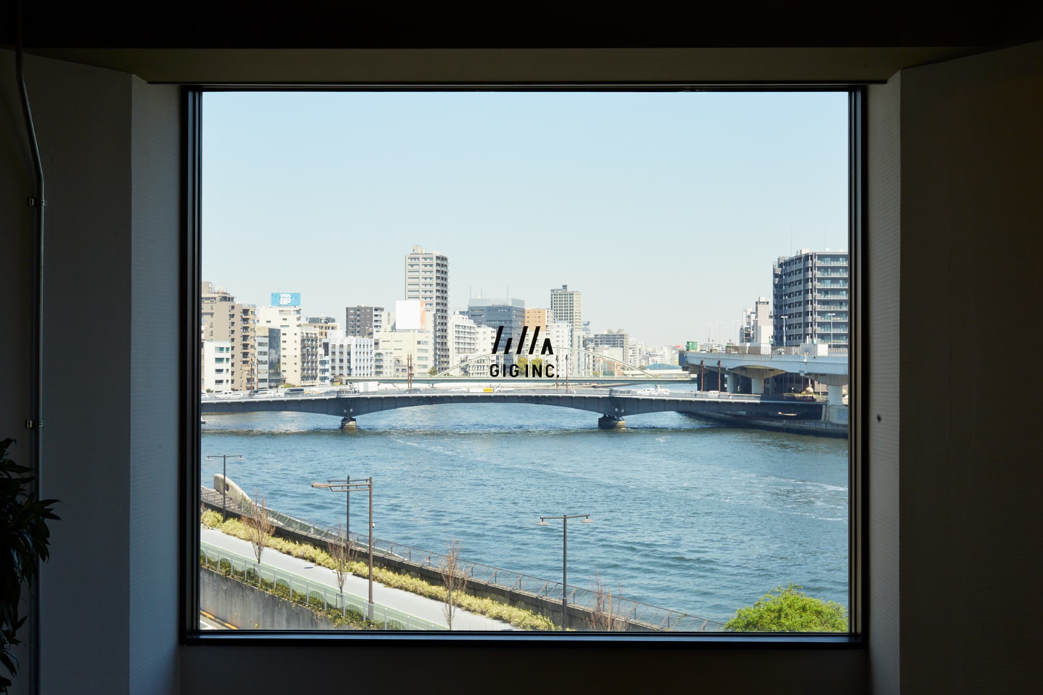 窓から隅田川を一望できる