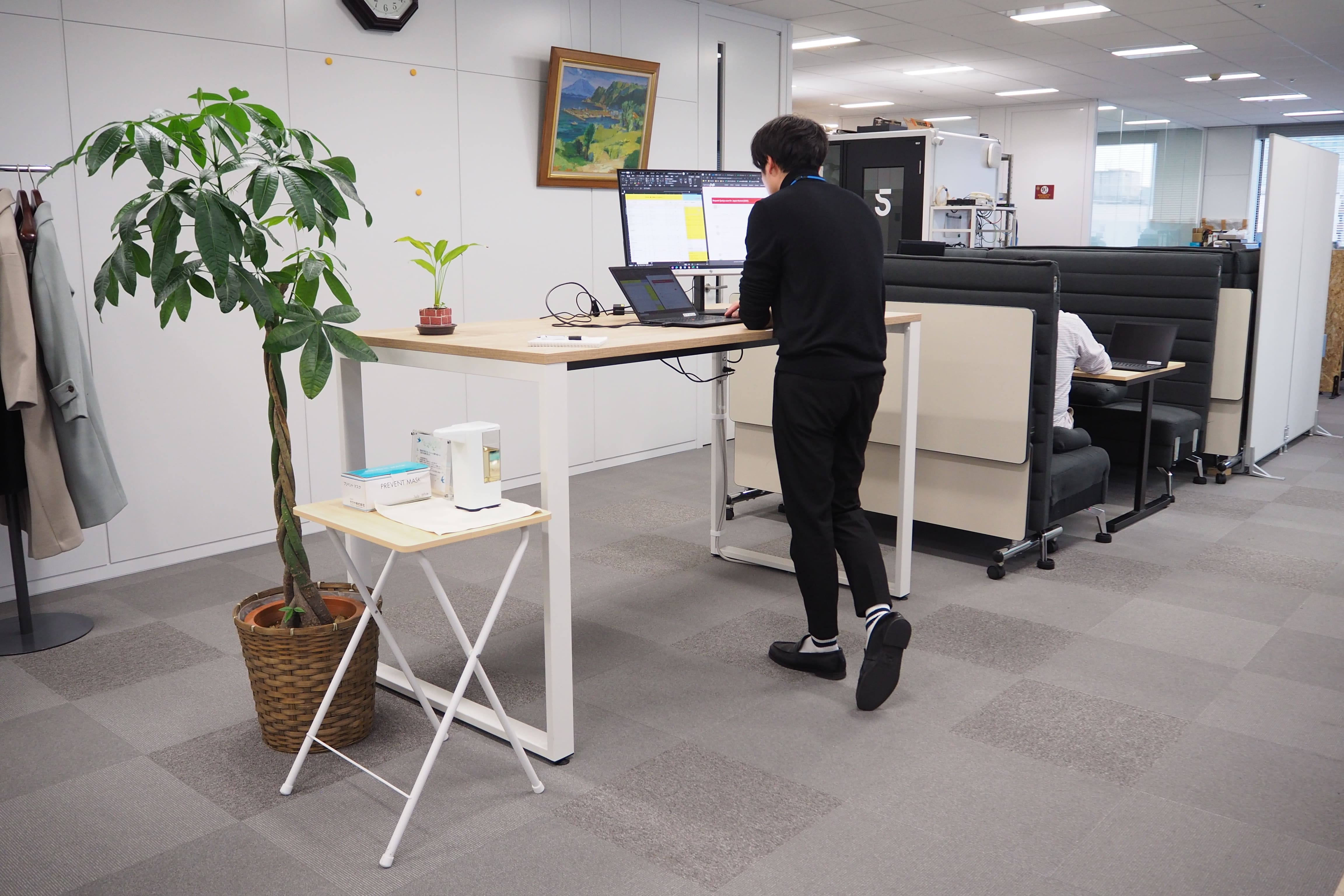 気分転換にスタンディングで働けるスペースも