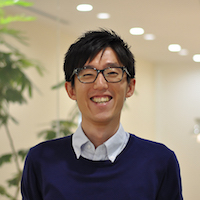 編集担当：梁原