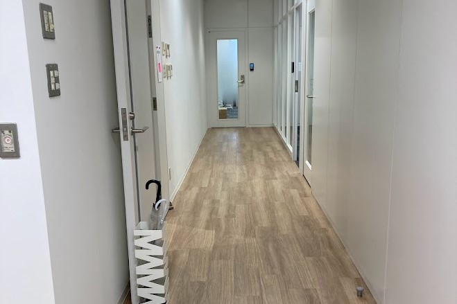 床を木目調にリニューアルした通路