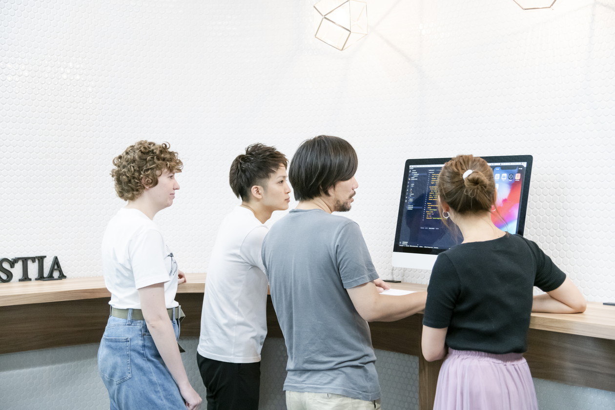 クレスティア_立ちカウンターでの打ち合わせ