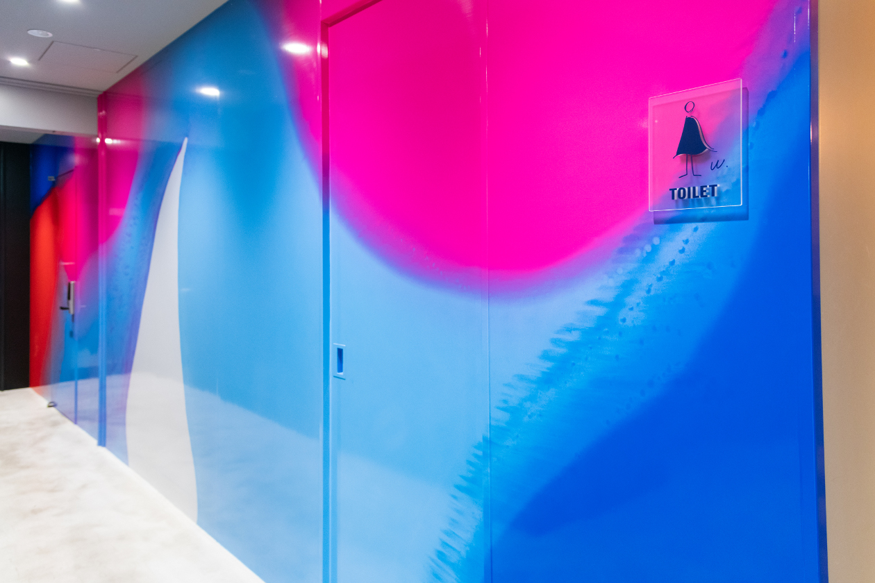 NEONインタビュー_トイレ壁面のアート