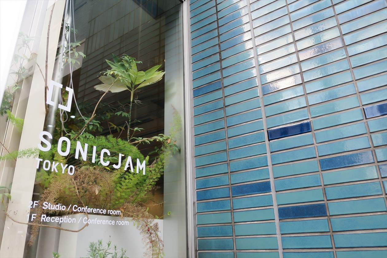sonicjam_02_コーポレートカラーに似た色の外壁
