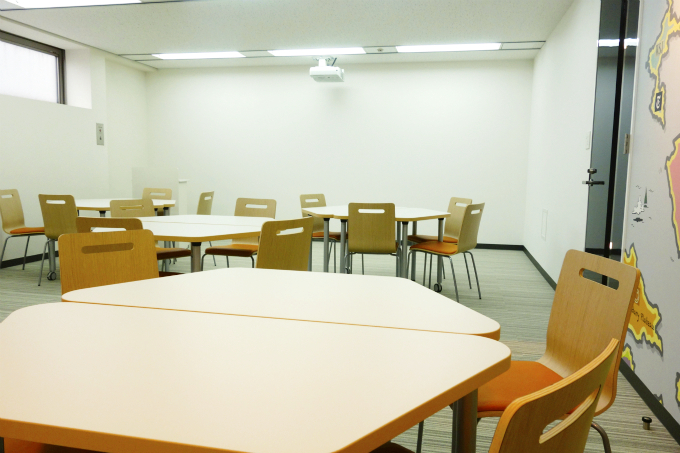 セミナー会場としての利用も可能な会議室